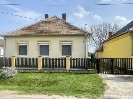eladó családi ház, Ács