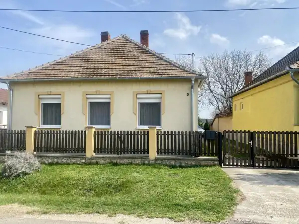 Eladó családi ház, Ács 4 szoba 84 m² 56.9 M Ft