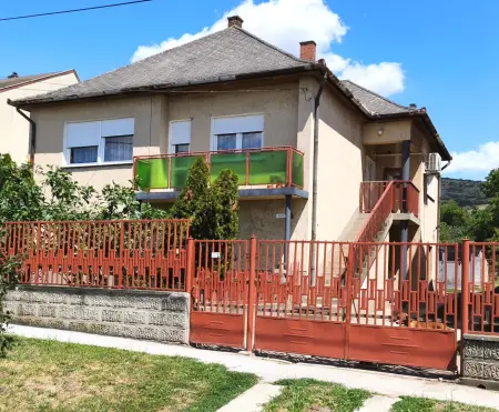 Eladó családi ház, Apc 4+1 szoba 176 m² 59.9 M Ft