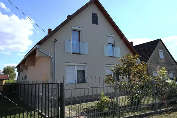 Eladó családi ház, Balatonfenyves 8 szoba 200 m² 180 M Ft