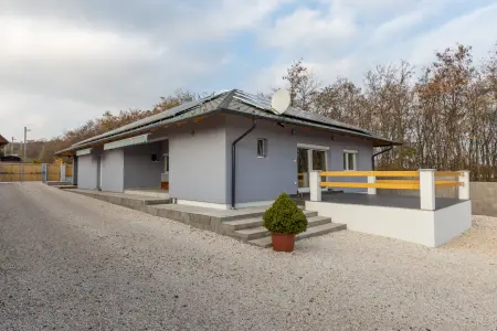 Eladó családi ház, Csomád 2+4 szoba 180 m² 190 M Ft
