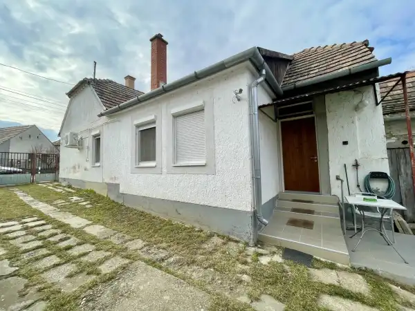 Eladó családi ház, Dad 2+1 szoba 80 m² 36.3 M Ft