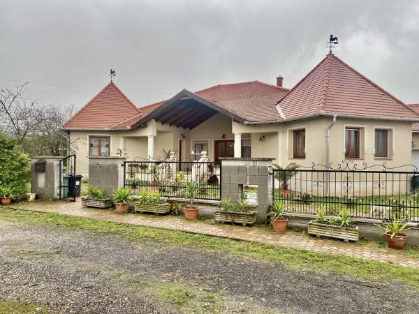eladó családi ház, Dejtár