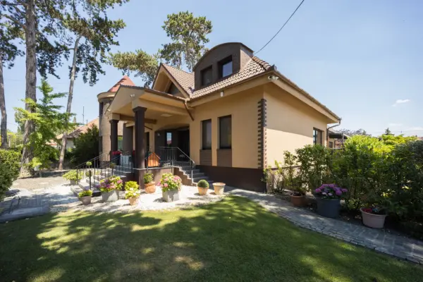 Eladó családi ház, Dunakeszi 8 szoba 650 m² 429.9 M Ft