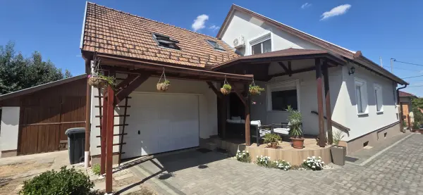 Eladó családi ház, Dunaújváros 7 szoba 200 m² 148 M Ft
