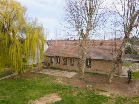 Eladó családi ház, Érsekvadkert 6 szoba 246 m² 50 M Ft