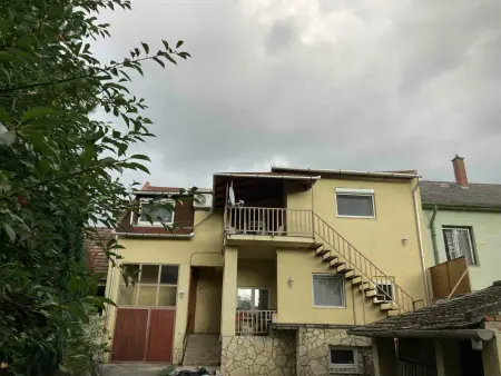 Eladó családi ház, Esztergom 4+3 szoba 150 m² 119.9 M Ft