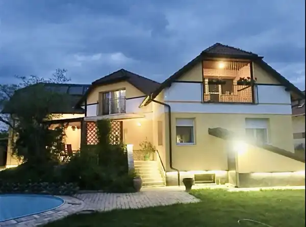 Eladó családi ház, Halásztelek 7 szoba 480 m² 159.9 M Ft