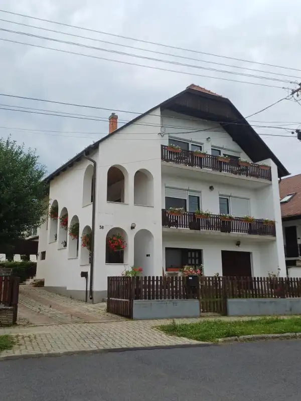 Eladó családi ház, Hévíz 8 szoba 300 m² 180.78 M Ft