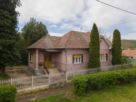 Eladó családi ház, Hont 8 szoba 218 m² 56 M Ft