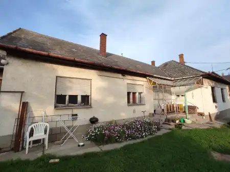 eladó családi ház, Hort