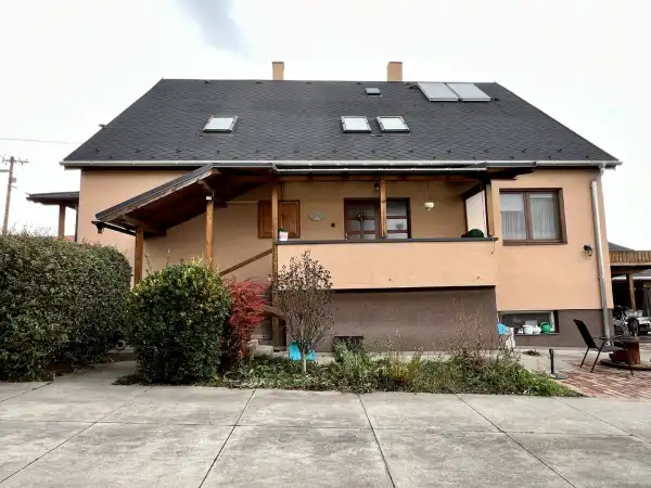Eladó családi ház, Jenő 6 szoba 323 m² 79.9 M Ft