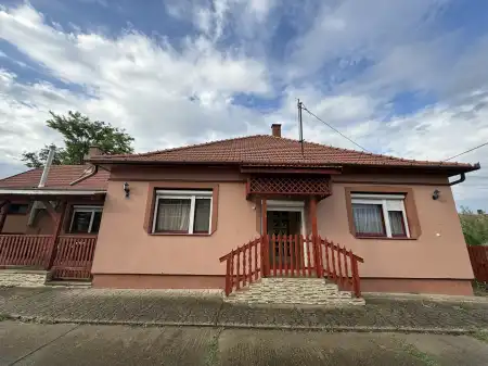 eladó családi ház, Kaba
