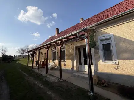 eladó családi ház, Kacorlak