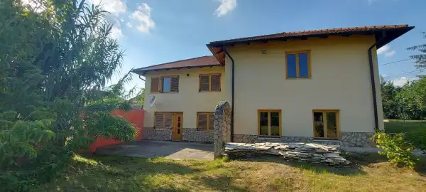 Eladó családi ház, Komárom 5 szoba 280 m² 135 M Ft