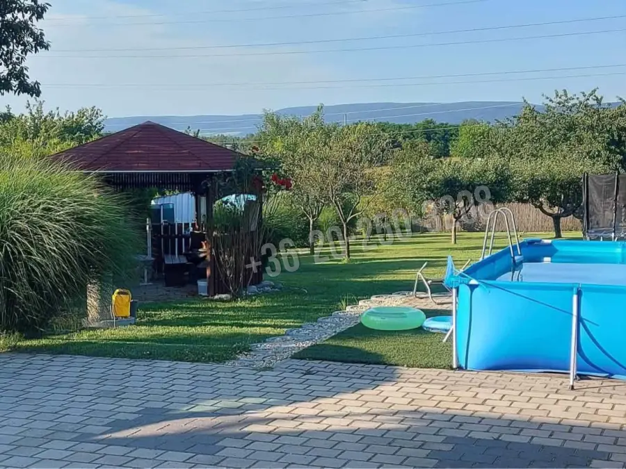 eladó családi ház, Környe