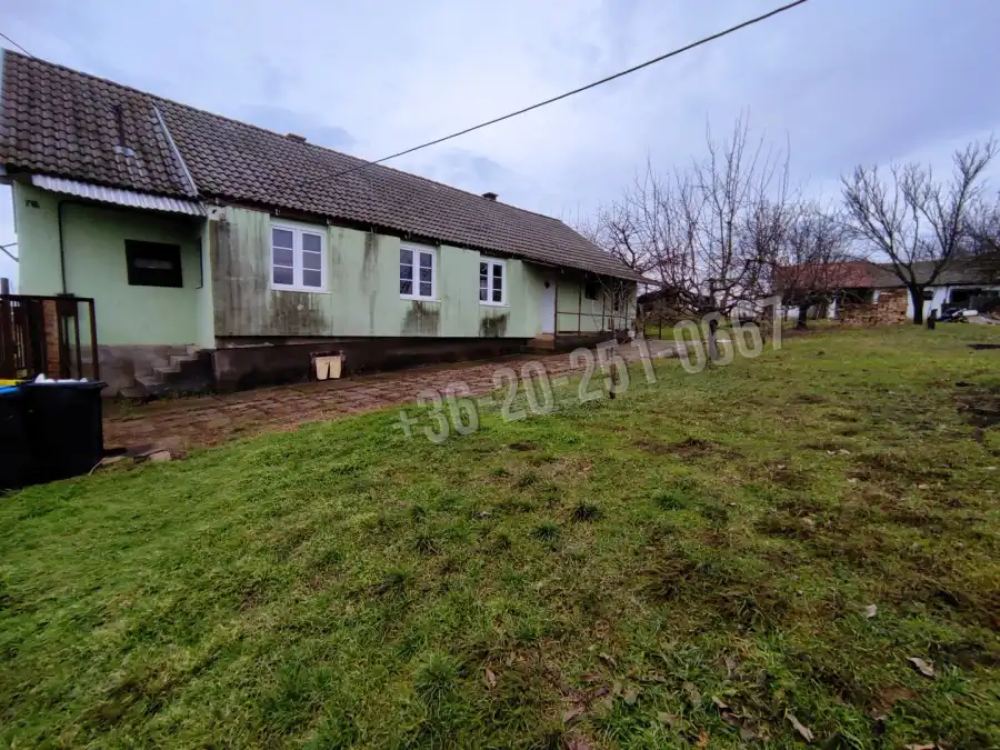 eladó családi ház, Lánycsók