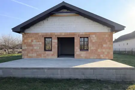 eladó családi ház, Makád
