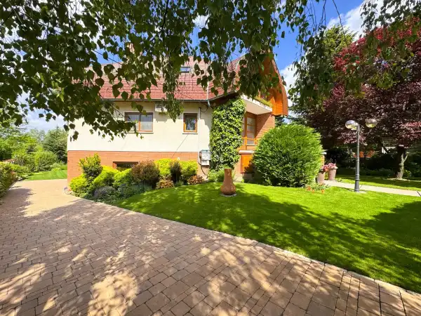 Eladó családi ház, Nagytarcsa 7 szoba 338 m² 219.9 M Ft