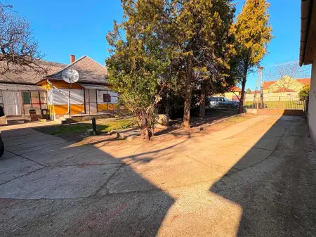 Eladó családi ház, Nagyvenyim 2+1 szoba 120 m² 42 M Ft