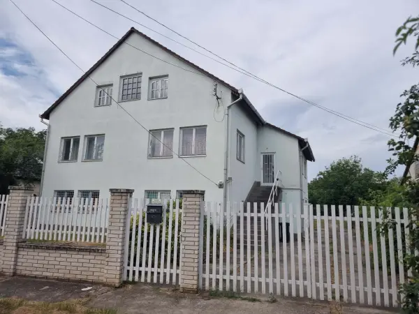 Eladó családi ház, Nagyvenyim 10+3 szoba 341 m² 73 M Ft