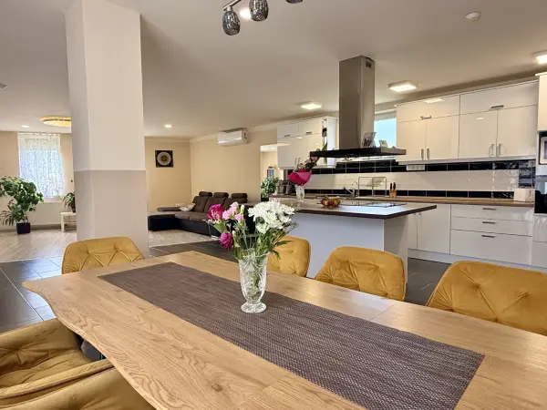 Eladó családi ház, Oroszlány 5+1 szoba 230 m² 125 M Ft