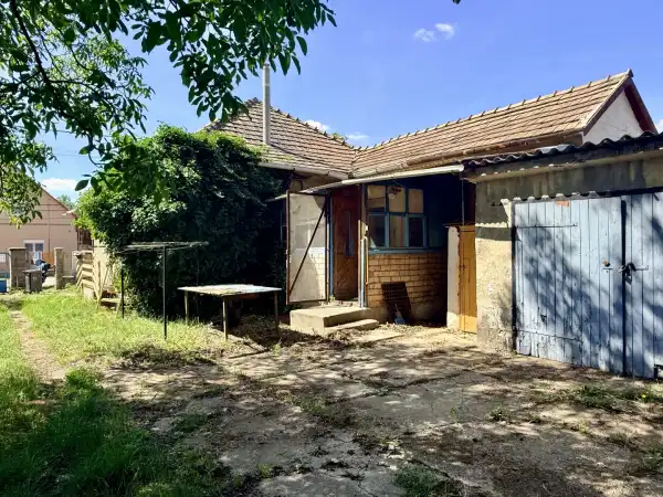 Eladó családi ház, Oroszlány 2+1 szoba 90 m² 40.7 M Ft