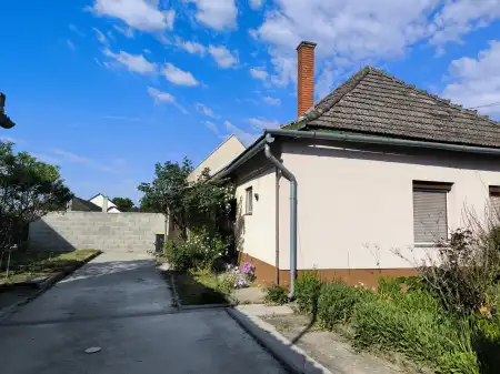 Eladó családi ház, Paks 2 szoba 98 m² 24.9 M Ft