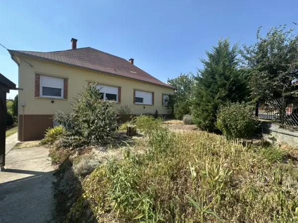 Eladó családi ház, Paks 6 szoba 278 m² 114.9 M Ft