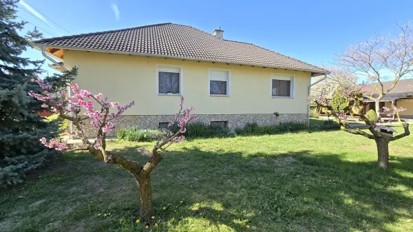 Eladó családi ház, Paks 5 szoba 180 m² 175 M Ft
