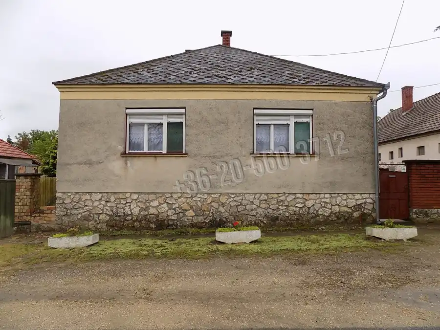 eladó családi ház, Pápateszér
