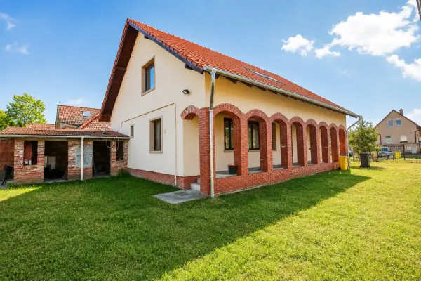 Eladó családi ház, Sándorfalva 5 szoba 193 m² 110 M Ft