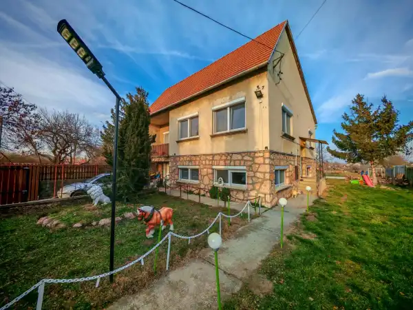 Eladó családi ház, Szákszend 5 szoba 240 m² 60 M Ft