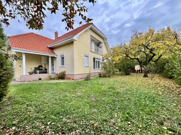 Eladó családi ház, Székesfehérvár 6 szoba 180 m² 248.5 M Ft