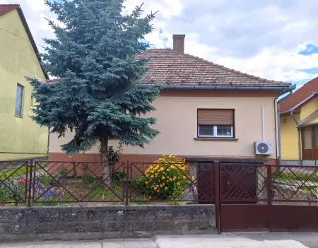 eladó családi ház, Szekszárd