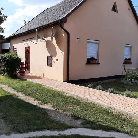 eladó családi ház, Szerep