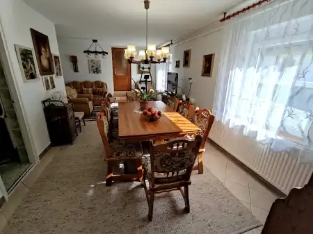 eladó családi ház, Szűr