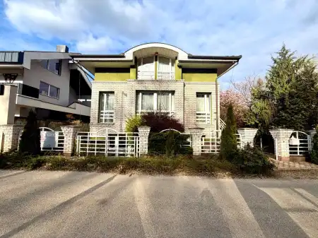 Eladó családi ház, Tata 6 szoba 200 m² 184.9 M Ft