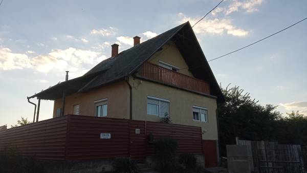 eladó családi ház, Tura