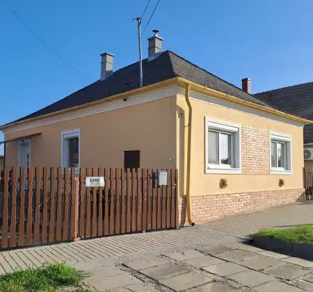 eladó családi ház, Újbarok