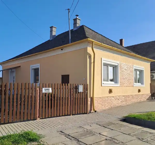 Eladó családi ház, Újbarok 2 szoba 100 m² 77.5 M Ft