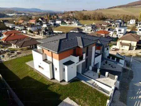 Eladó családi ház, Üröm 6 szoba 450 m² 350 M Ft + Áfa