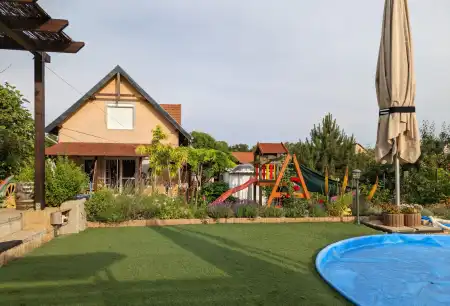 Eladó családi ház, Vác 12+1 szoba 325 m² 250 M Ft