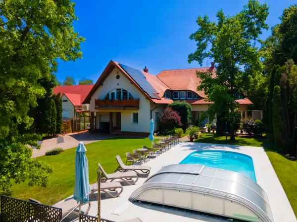 Eladó családi ház, Zamárdi 14 szoba 565 m² 899 M Ft