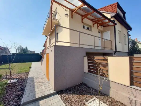 Eladó ikerház, Budapest, XVIII. kerület 7 szoba 260 m² 185 M Ft