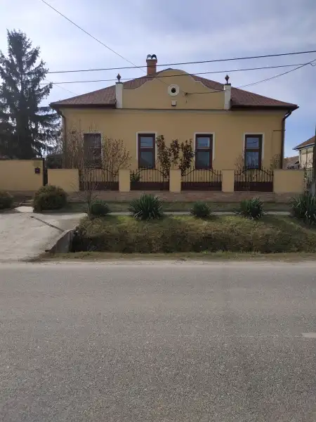 eladó kúria, Tóalmás