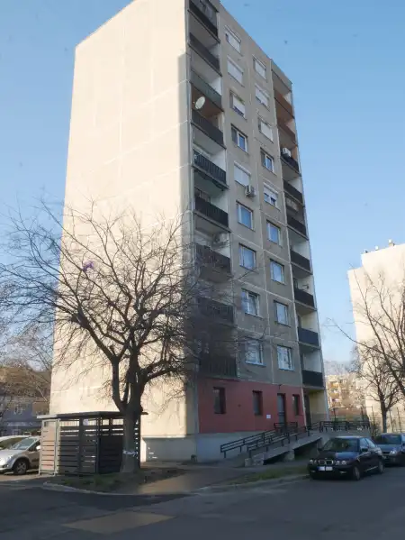 eladó panellakás, Cegléd