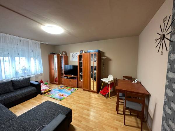 eladó panellakás, Paks