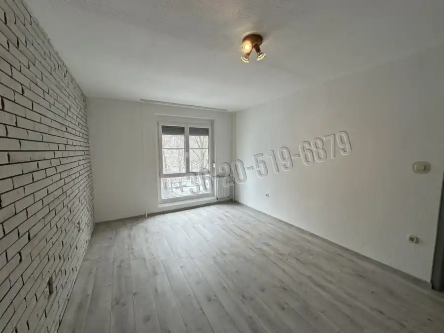 eladó panellakás, Paks