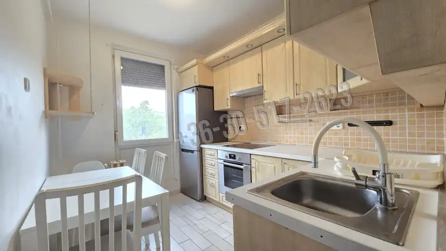 eladó panellakás, Paks